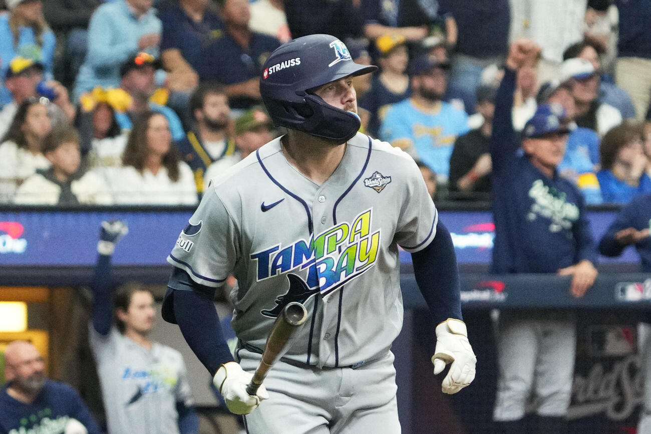 ワールドシリーズ第2戦　2点本塁打を放ったレイズのヒックス（ロイター）