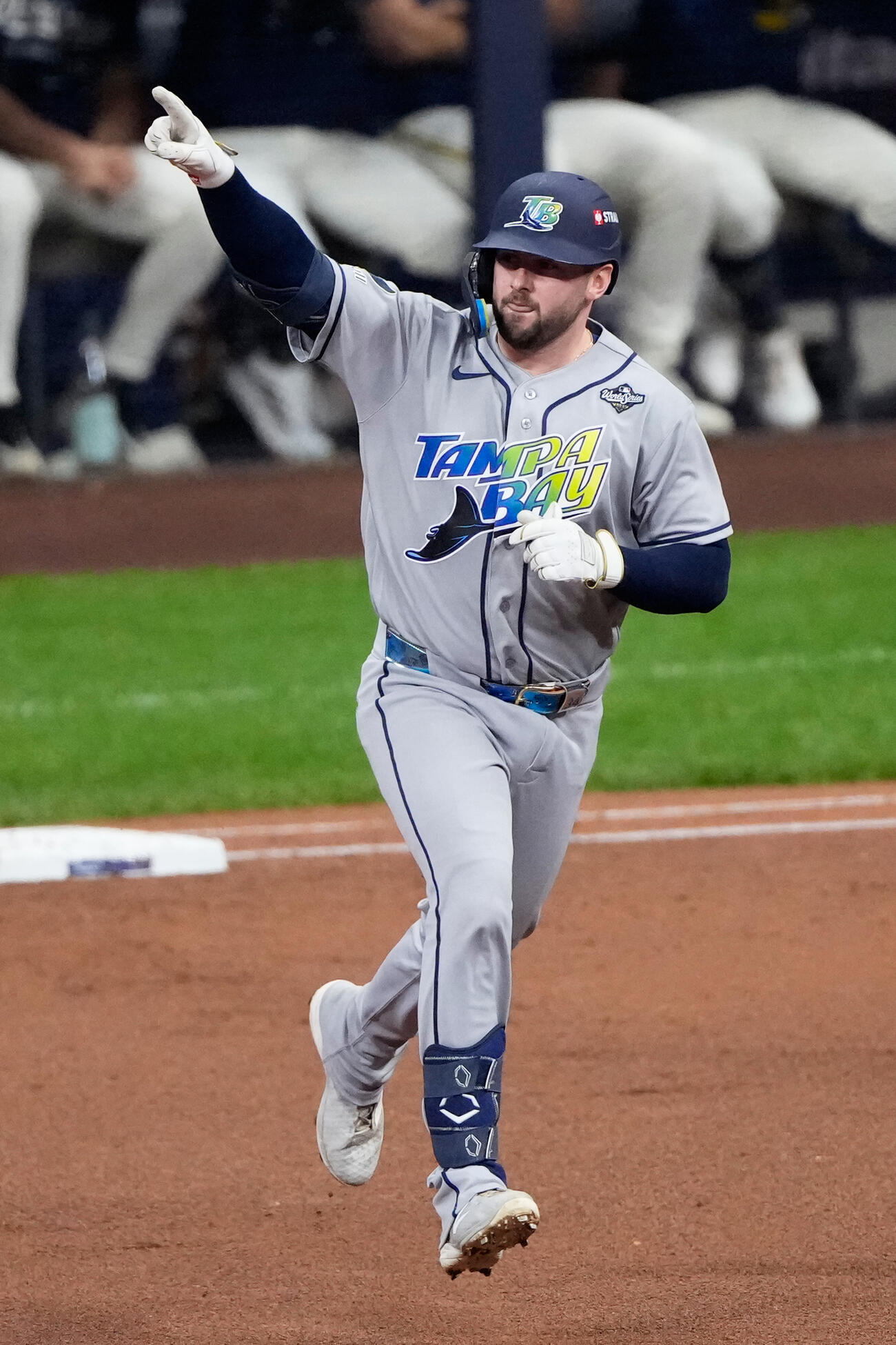 ワールドシリーズ第2戦　初回に2点本塁打を放ち、腕を突き上げるレイズ・ヒックス（AP）