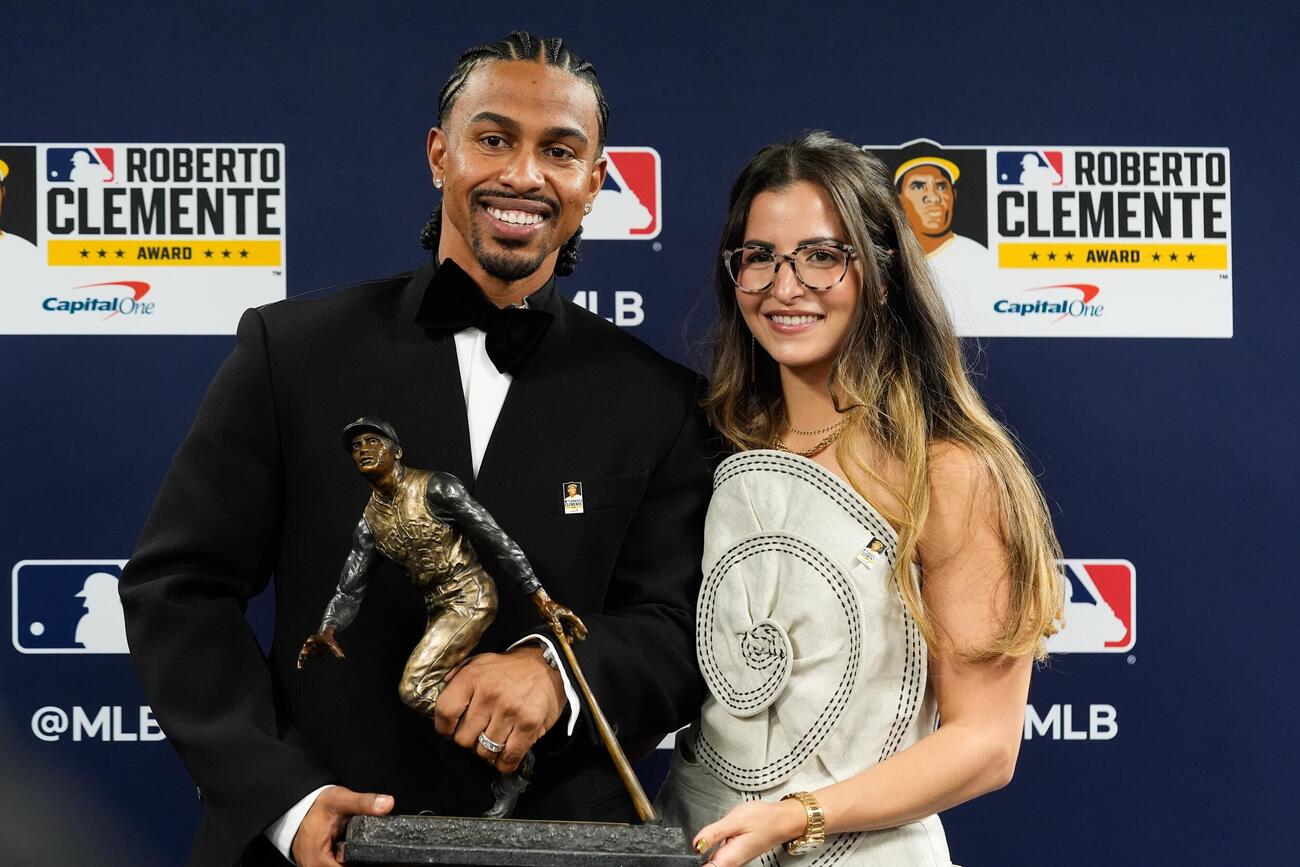 ロベルト・クレメンテ賞に輝き、ケイティア夫人（右）と写真におさまるメッツのリンドア（AP）