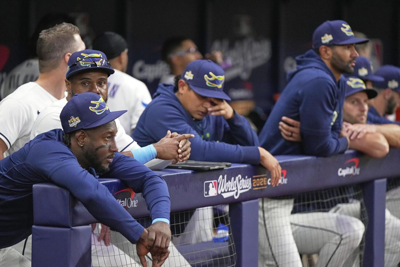 ブルワーズ戦の7回、ベンチで試合を見つめるレイズの選手たち＝セントピーターズバーグ（AP＝共同）
