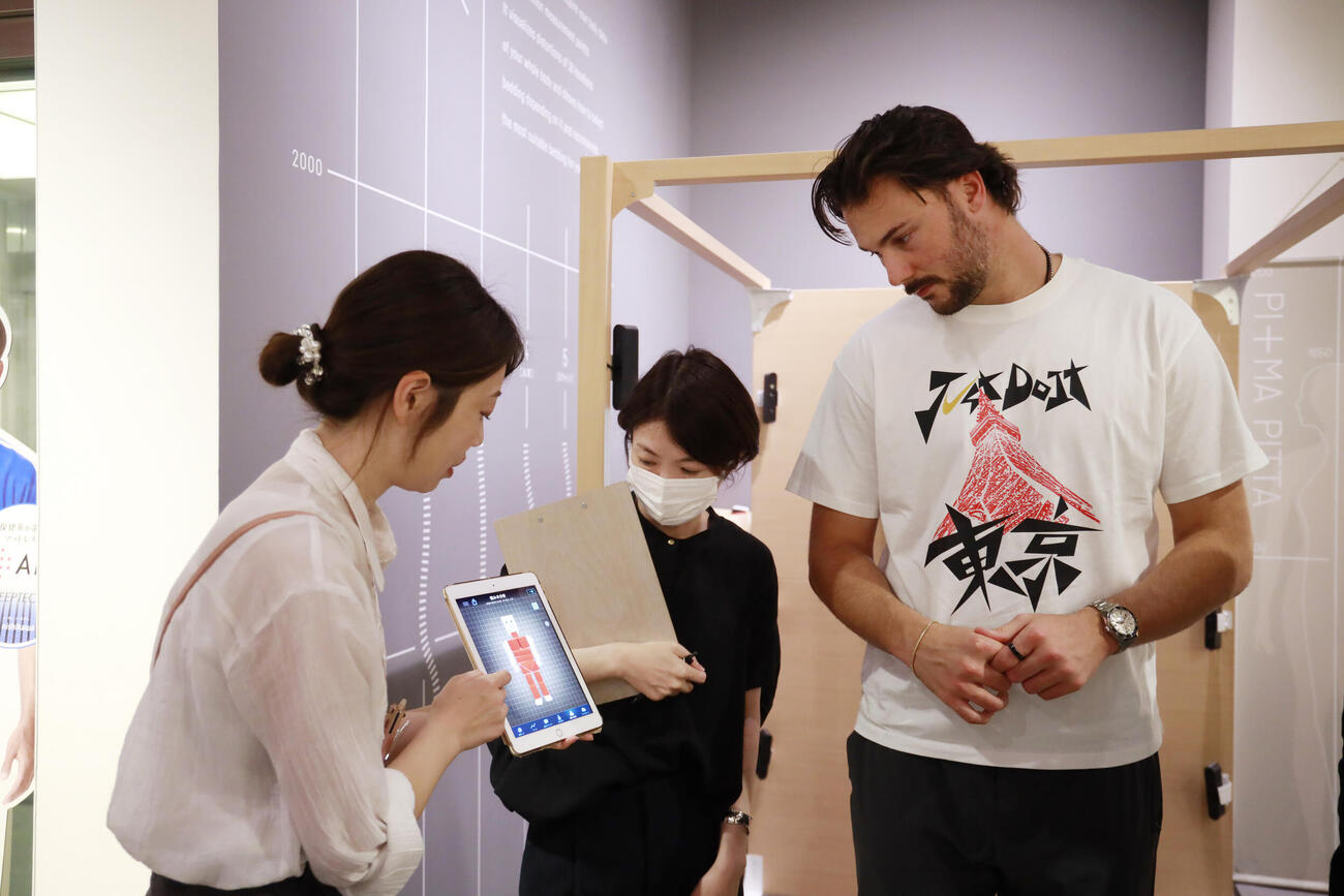 来日している25年サイ・ヤング賞投手、パイレーツのポール・スキーンズが、東京・日本橋の日本橋西川本店で就寝時の体圧を計測した（（C）nishikawa）
