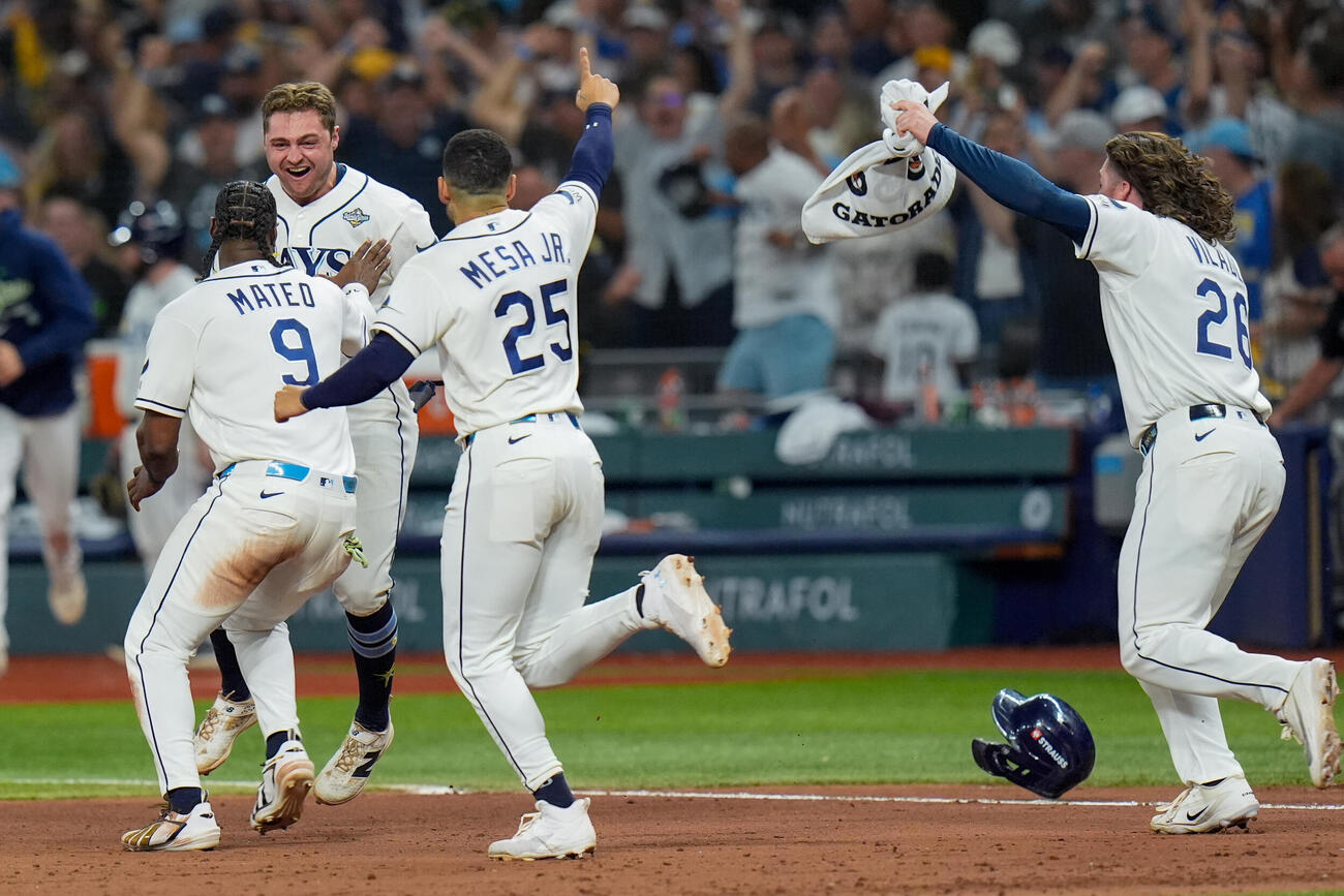 12回裏、サヨナラ勝ちを喜ぶレイズナイン（AP）