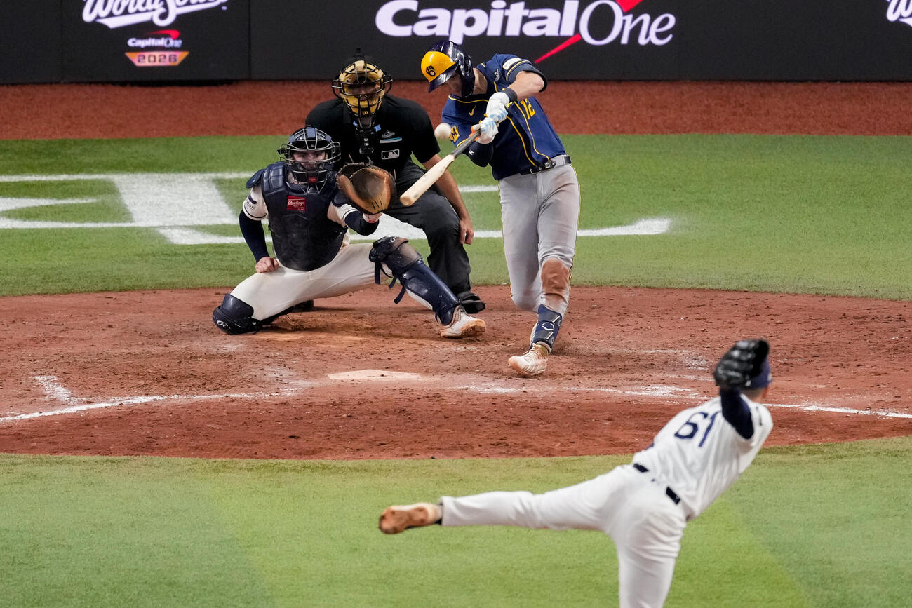 12回表、勝ち越しソロを放つブルワーズのプラット（AP）