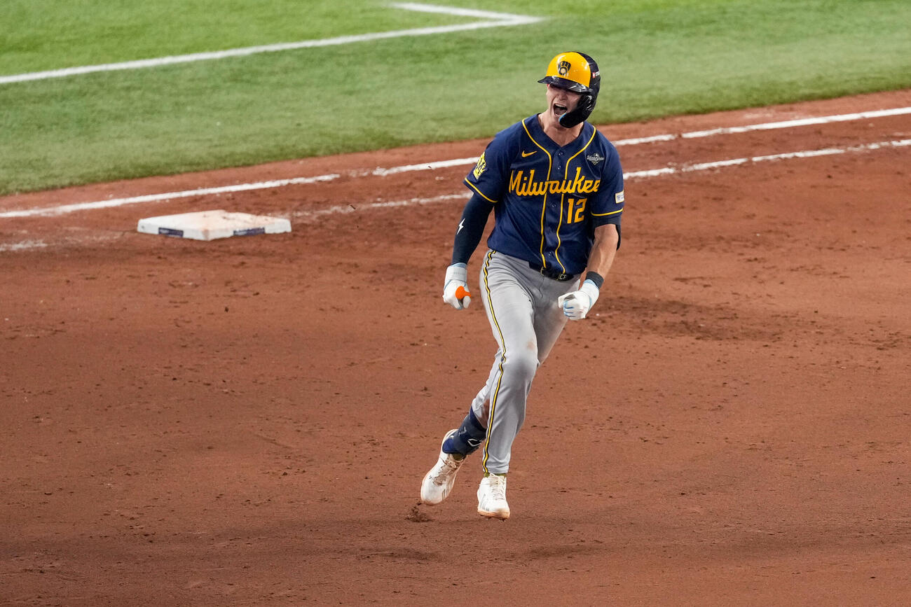 12回表、勝ち越しソロを放ったブルワーズのプラット（AP）