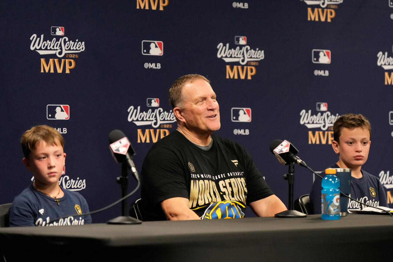 ワールドシリーズを制覇し、2人の息子達と共に記者会見するブルワーズのパット・マーフィー監督（AP）