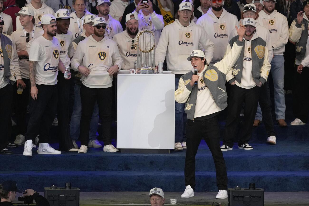 ワールドシリーズを初制覇し、本拠地ミルウォーキーで行われたブルワーズの優勝報告会で話すイエリチ＝10月30日（AP＝共同）