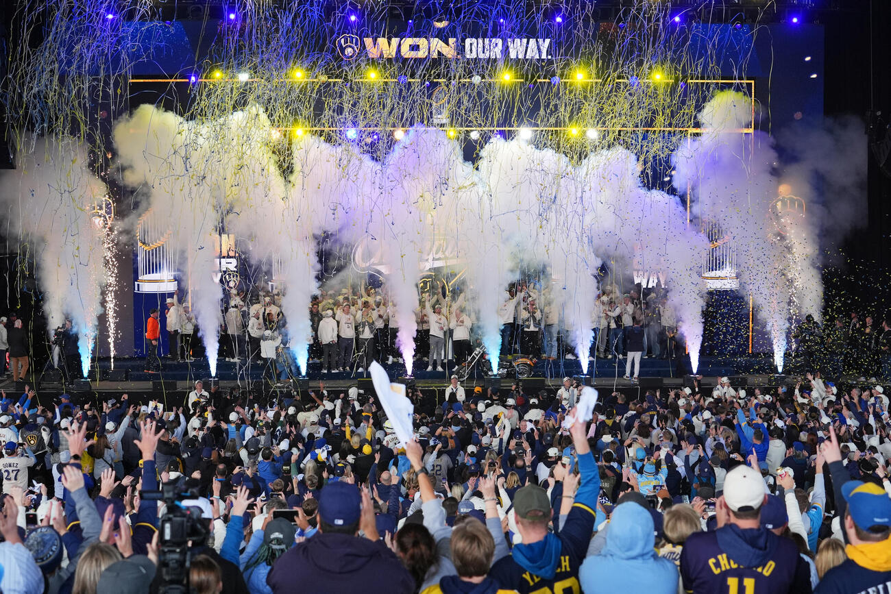 ミルウォーキーで優勝パレードし、祝勝イベントを行ったブルワーズ（AP）