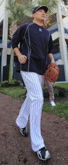 ユニホーム姿でフィールドに入るヤンキース田中(撮影・菅敏)