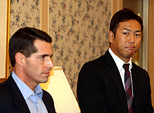 代理人のスティーブ・ヒラード氏（左）と話し合いを終えて会見する黒田（撮影・加藤哉）