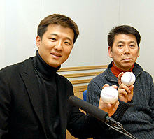 ラジオ番組に出演し吉田照美(右)とポーズをとる岡島(撮影・山崎哲司)