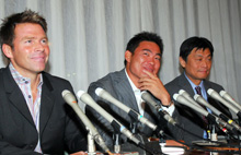 会談後の会見で笑顔を見せる福留（中）とアーボン氏（左）。右は水戸弁護士（撮影・清水貴仁）