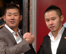 北島康介（右）と、がっちり握手を交わす松坂（撮影・栗山尚久）