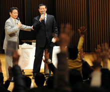 明大で講演を行った桑田は、質問コーナーで会場から一斉に手が上がり驚く（撮影・下田雄一）
