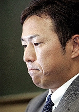 米大リーグに移籍する意向を伝え、記者会見で唇をかみしめる黒田（共同）