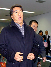 長いフライトを終え帰国した松井は疲れて大あくび？（撮影・水谷安孝）