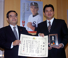 荒木消防庁長官(左)から感謝状を受ける井口(撮影・橘信男)