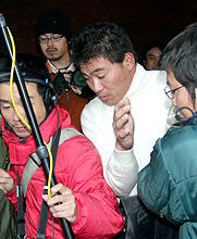 メジャー移籍を表明した福留は、報道陣をかきわけて移動する（撮影・清水貴仁）