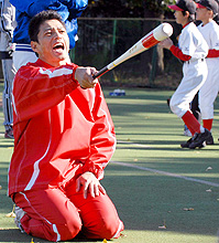 少年選手の打撃練習でアドバイスする前カージナルス田口（撮影・山崎哲司）