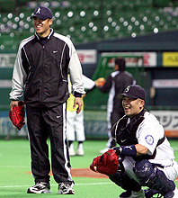 野球教室でソックリさん（右）と笑顔で話をする城島（撮影・藤尾明華）