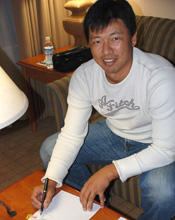 マイナー契約書にサインする藪（撮影・鉄矢多美子）