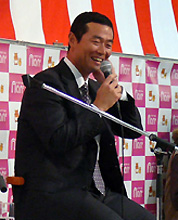 桑田はトークショーに出席し、観客のきわどい質問に苦笑いする