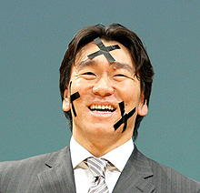 ファンと羽根突き対決し松井は顔に3つも×印をつけられ苦笑い(撮影・浅見桂子)