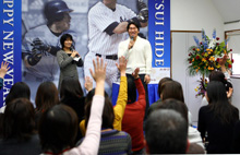 イベントに参加した女性ファンへの質問で「松井と結婚したい人」での挙手にうれしそうな笑顔を見せる松井（撮影・浅見桂子）