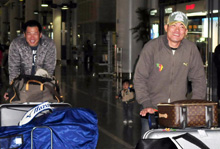 ハワイへ向かうため中部国際空港にやってきたカブスの福留（右）と楽天の山崎（撮影・清水貴仁）