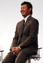 会見で笑顔を見せる松坂（撮影・栗山尚久）