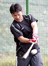 鬼の形相でロング打撃を行うパドレス井口(撮影・上田博志)