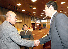 PL学園の同窓会で、桑田は中村元監督(左)と握手を交わす(撮影・宮崎幸一)
