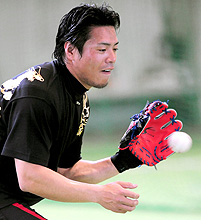 小さい練習用グラブで練習を行う岩村（撮影・加藤仁）