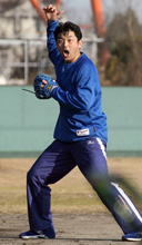 ノックを受けながら驚いた表情を見せるドジャース斎藤(撮影・渦原淳)
