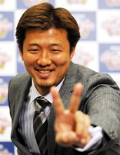 記者会見後、ポーズをとるレッドソックス岡島（撮影・山崎哲司）