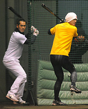 イチロー（右）の打撃を見ながら打撃フォームをチェックするオリックス岡田（撮影・岡本　肇）