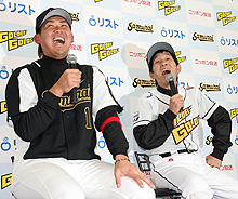 試合後、萩本欽一監督（右）と質問に笑顔で答える松坂（撮影・たえ見朱実）