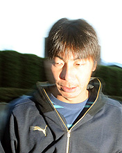 神宮球場クラブハウスで会見を終え引き揚げる高津（撮影・水谷安孝）