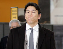 ニューヨークに到着した松井（撮影・菅敏）