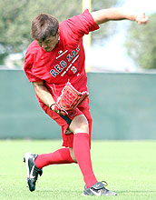 岡島はキャッチボールで「見えない投げ」を披露（撮影・たえ見朱実）