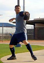 城島は、キャンプインを翌日に控え、キャッチボールなどで軽く調整（撮影・四竈衛）