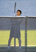 練習を行ったヤンキース松井は、真剣な表情でバットを見つめる（撮影・菅敏）