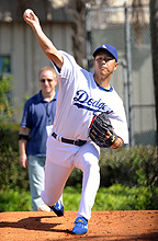 ブルペンで投球練習をする黒田（撮影・菅敏）