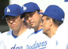 トーリ監督(右)の話を聞く黒田(左)と斎藤(撮影・菅敏)