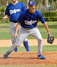 ドジャース黒田は守備練習で３度ゴロを取り損ね笑みが漏れる（撮影・高宮憲治）