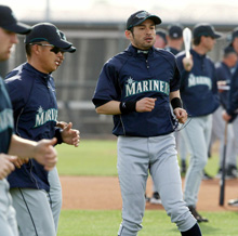 8年目のシーズンをスタートさせたイチロー。左は城島(撮影・加藤哉)
