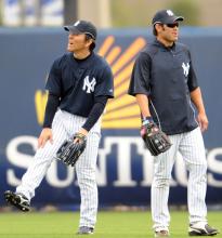 キャンプ初日、守備練習をするヤンキース松井は、顔をゆがめながら右ひざをおさえる。右はデーモン（撮影・菅敏）