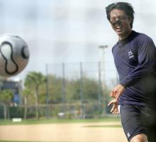 練習を終え、サッカーで気分転換する井川は笑顔でボールを追う（撮影・菅敏）