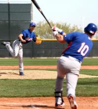 紅白戦の１回裏１死三塁、福盛はヤングから空振りの三振を奪う（撮影・加藤哉）