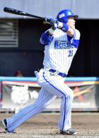 ５回裏ＤｅＮＡ２死一、二塁、バックスクリーンに３点本塁打を放つ筒香