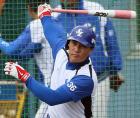 沖縄・恩納村キャンプでフリー打撃に励む韓国・サムスンの李承ヨプ